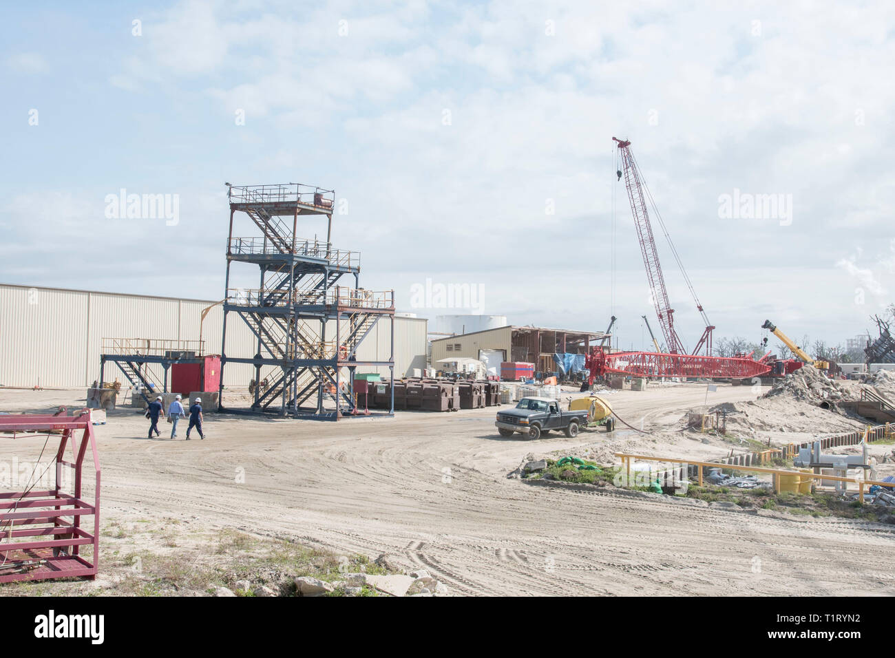 Adm. Charles W. Ray, stellvertretender Kommandant der Küstenwache, Touren mit dem Bau der ersten Offshore patrol Cutter am östlichen Schiffbaugruppe Werft in Panama City, Florida, Donnerstag, 14. März 2019. Die OPCs wird die Leistungsfähigkeit der nationalen Sicherheit Kutter der Küstenwache ergänzen, schnelle Reaktion und polar Sicherheit Schneider als wesentliches Element des Ministeriums für Innere Sicherheit "Layered Security"-Strategie. Coast Guard Foto von Petty Officer 2. Klasse Loumania Stewart Stockfoto