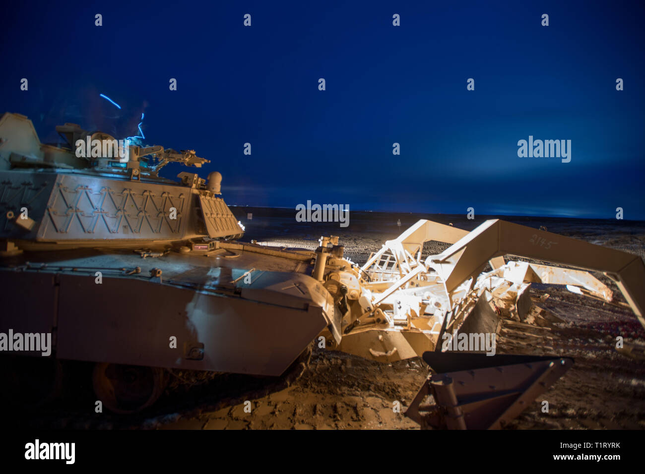 Eine Assault Breacher Fahrzeug mit Alpha Company, Brigade Ingenieur Bataillon, 116 Cavalry Brigade Combat Team, bereitet die Tabelle 12, platoon Night Live - Feuer Qualifikation 19.01.2019, Im Orchard Combat Training Center. Die Idaho Army National Guard Soldaten sind Vorbereitung auf bevorstehende Drehung der 116 Kavallerie Brigade Combat Team an der National Training Center, Fort Irwin, Calif. Stockfoto