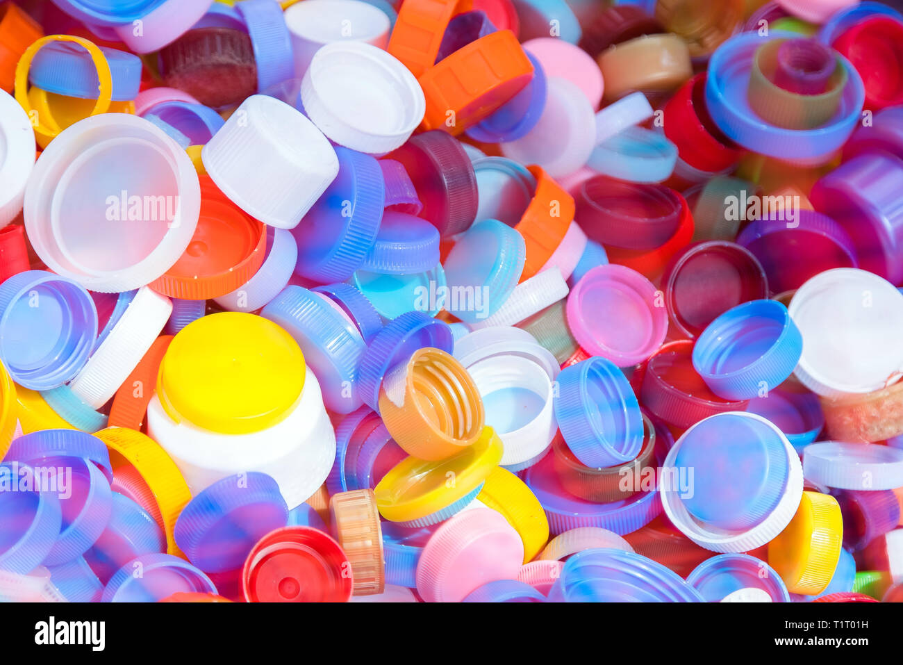 Stapel Kunststoff Flaschenverschlüsse Textur. Eine Menge Flasche Oberseiten von alkoholfreien Getränken, Kunststoff Recycling Stockfoto