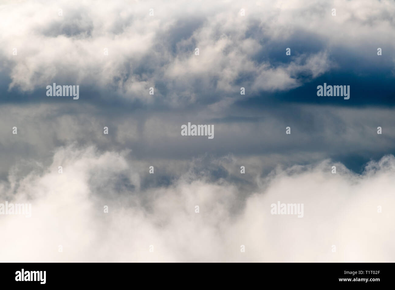 Dunklen stürmischen Regen Wolken im Himmel. Dramatische rain Cloud Hintergrund ohne Land, schlechtes Wetter Stockfoto