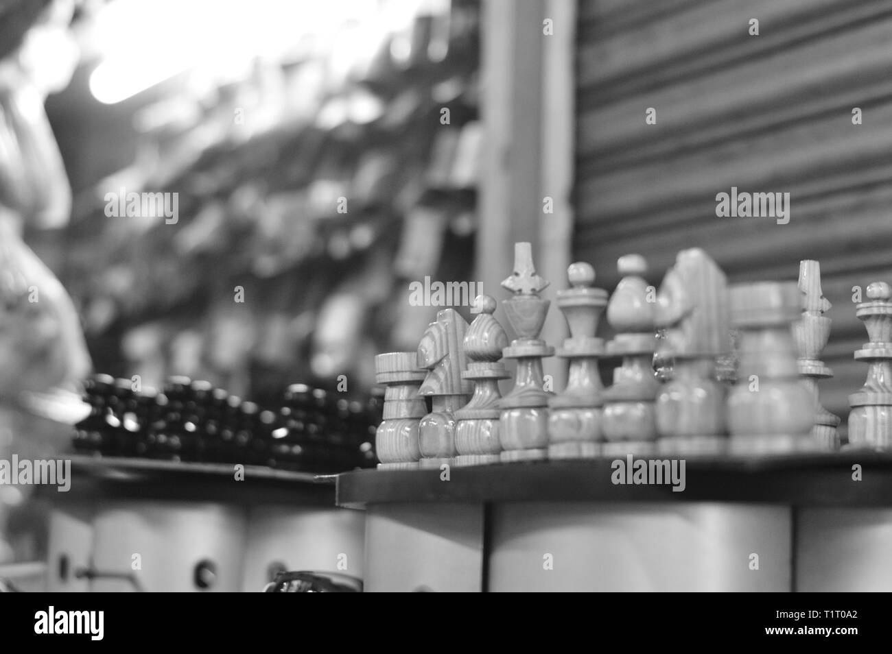 Schwarze und weiße Schachfiguren in einem Markt Stockfoto