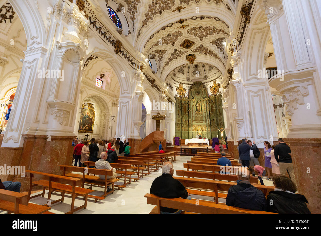 Das kirchenschiff in das Innere der Kirche Iglesia de Santiago (Santiago), die älteste Römisch-katholische Kirche in Málaga, Andalusien, Spanien Europa Stockfoto