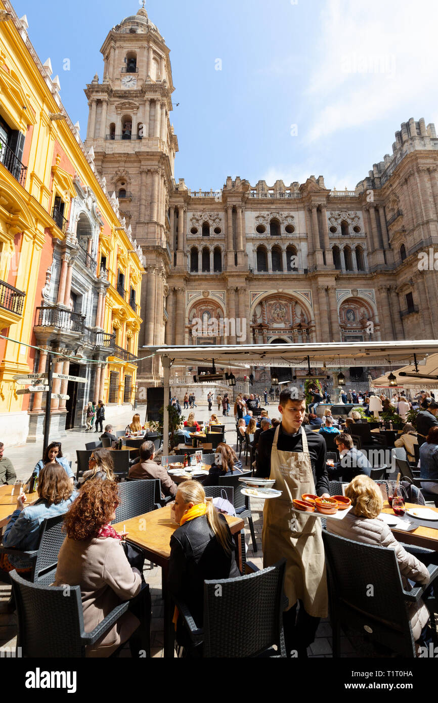 Malaga Spanien; Touristen im La "Malaguena Cafe mit Blick auf die Kathedrale von Malaga, Plaza del Bispo, Malaga Altstadt, Andalusien Spanien sitzen Stockfoto
