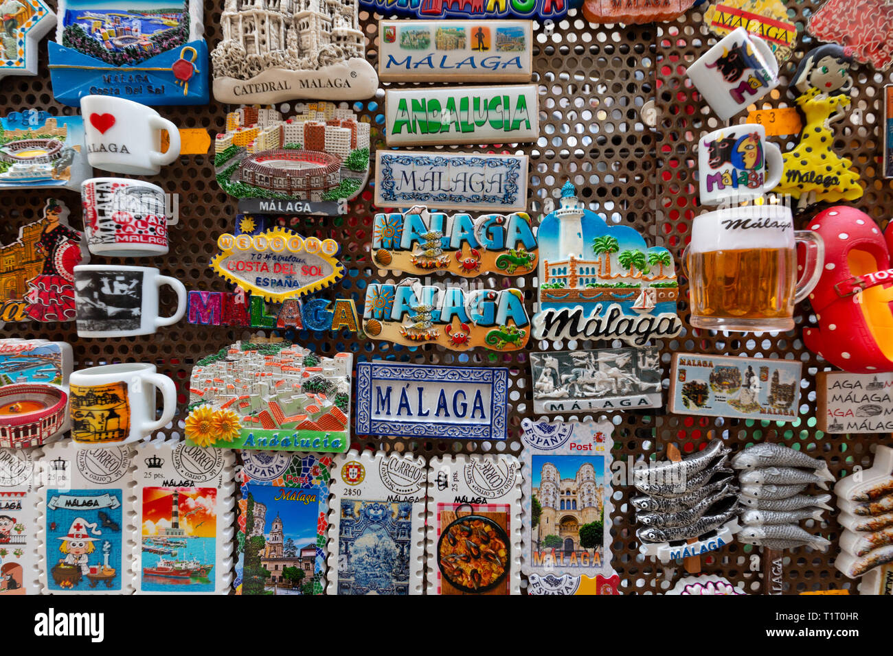 Kühlschrank Magnete auf den Verkauf als Souvenirs, Malaga, Andalusien Spanien Europa Stockfoto