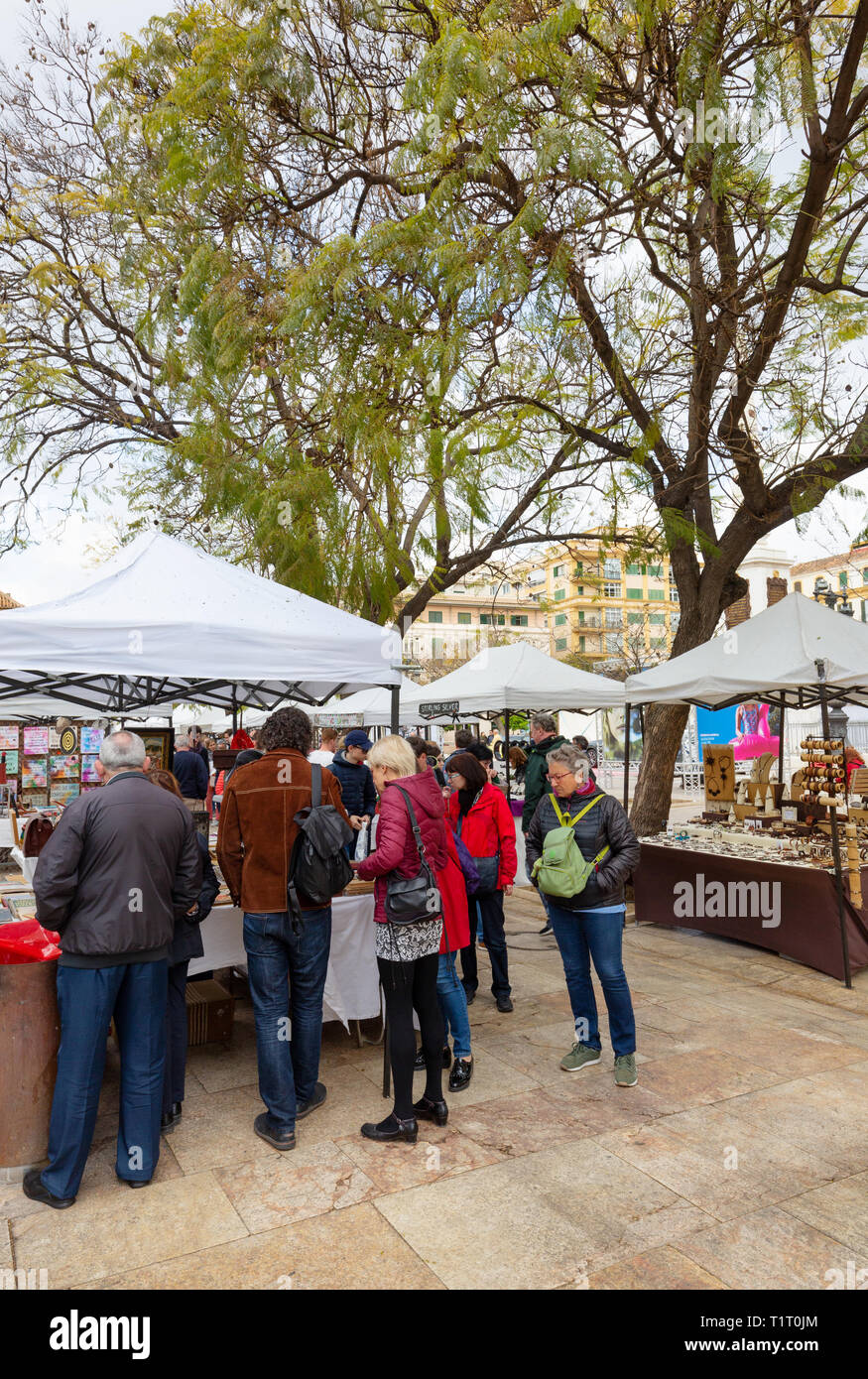 Malaga Spanien; die Menschen vor Ort einkaufen an der Freien Straße Marktstände, Plaza de la Merced, Malaga Altstadt, Andalusien, Spanien, Stockfoto