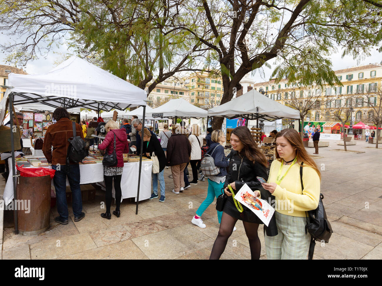 Malaga Spanien; die Menschen vor Ort einkaufen an der Freien Straße Marktstände, Plaza de la Merced, Malaga Altstadt, Andalusien, Spanien, Stockfoto