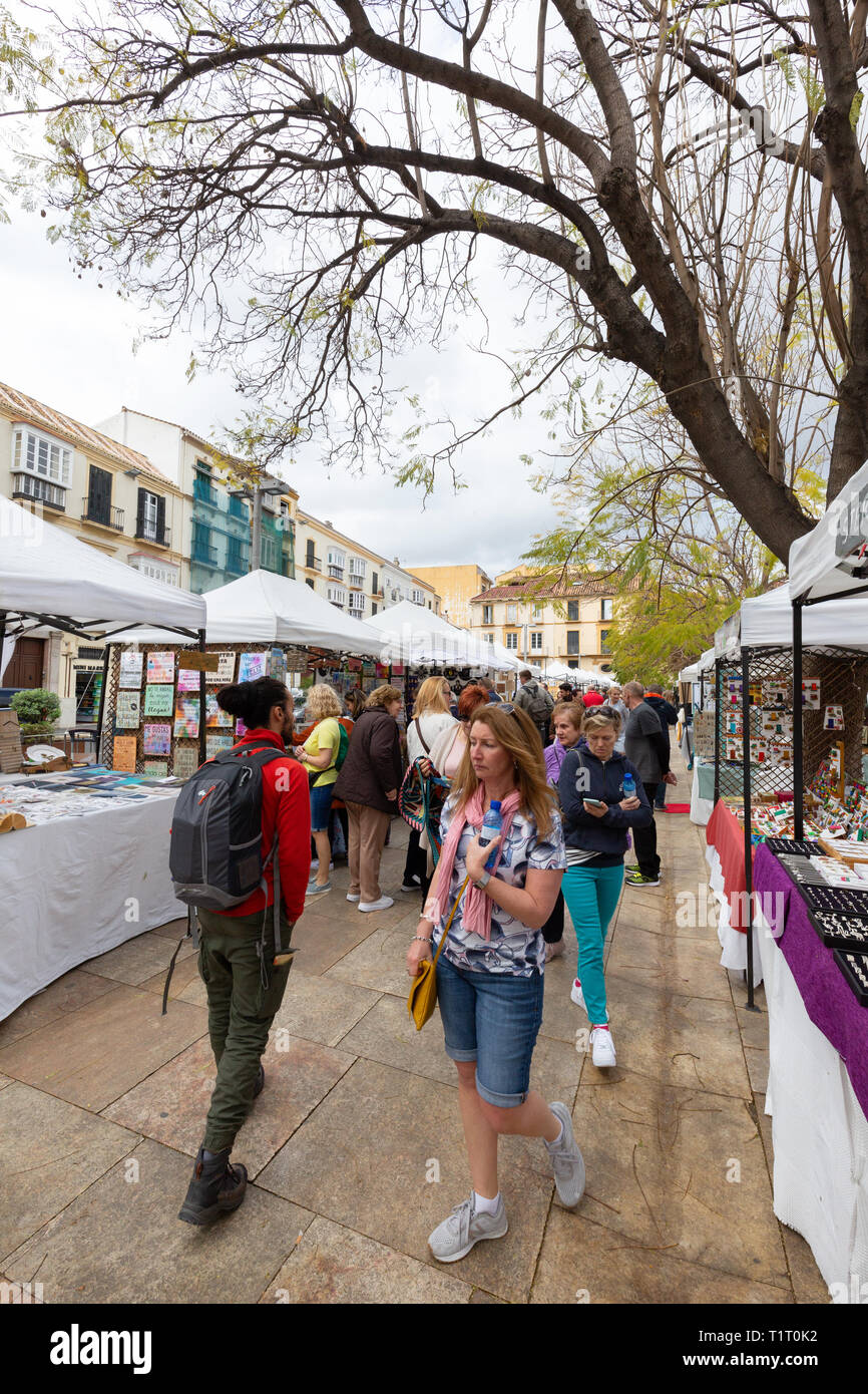 Malaga Spanien; die Menschen vor Ort einkaufen an der Freien Straße Marktstände, Plaza de la Merced, Malaga Altstadt, Andalusien, Spanien, Stockfoto