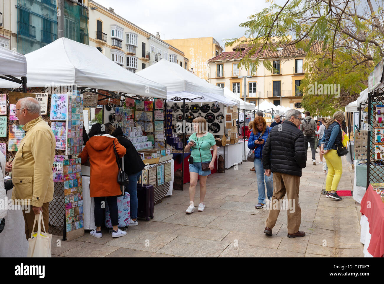 Malaga Spanien; die Menschen vor Ort einkaufen an der Freien Straße Marktstände, Plaza de la Merced, Malaga Altstadt, Andalusien, Spanien, Stockfoto