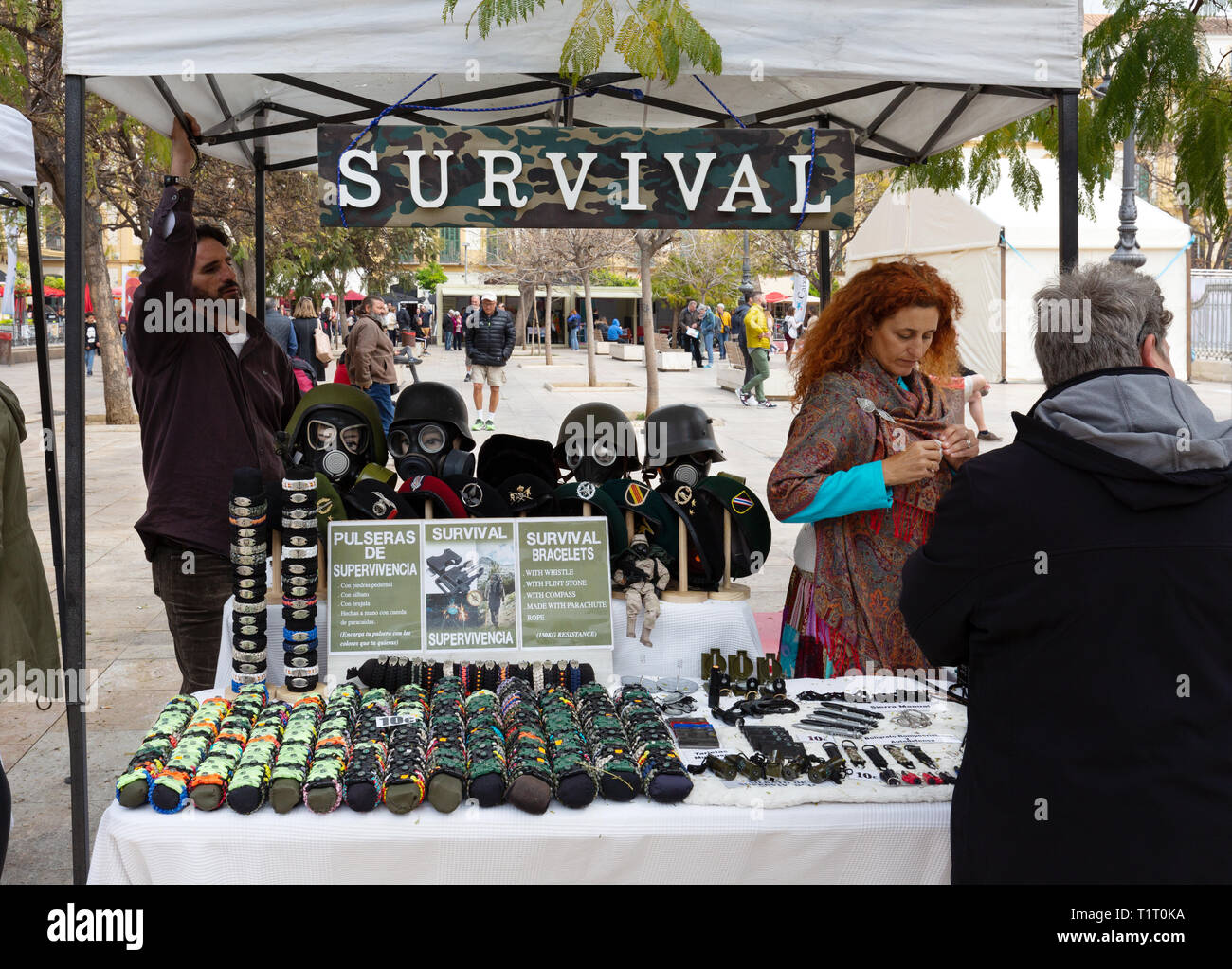 Survivalism survivalists Ausführen eines an einer im Markt ausgeht, Plaza de la Merced, Malaga Andalusien Spanien Europa Stockfoto