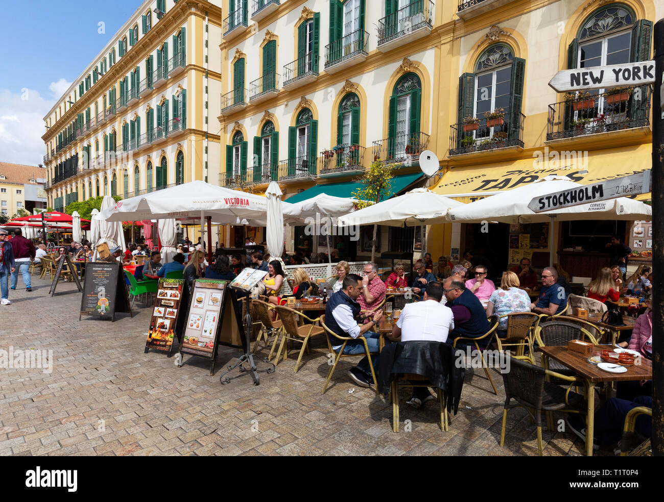 Malaga Spanien - Menschen bei Tapas Bars außerhalb Essen sitzen; Plaza de la Merced, Malaga Andalusien Spanien Europa Stockfoto