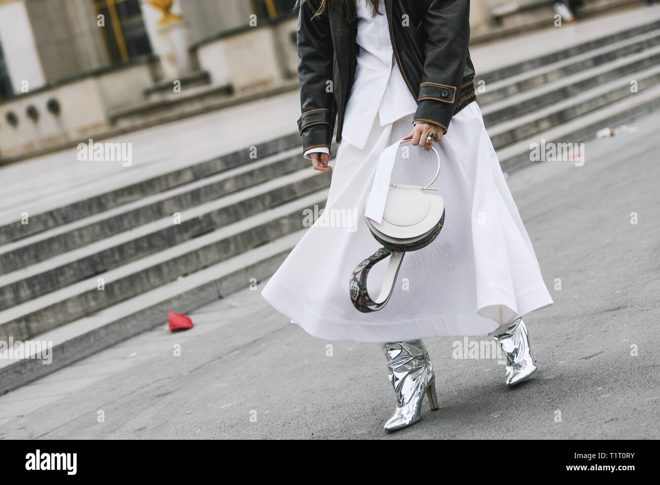 Paris, Frankreich, 28. Februar 2019: Street Style Outfit im Detail nach einer Fashion Show in Paris Fashion Week - PFWFW 19. Stockfoto