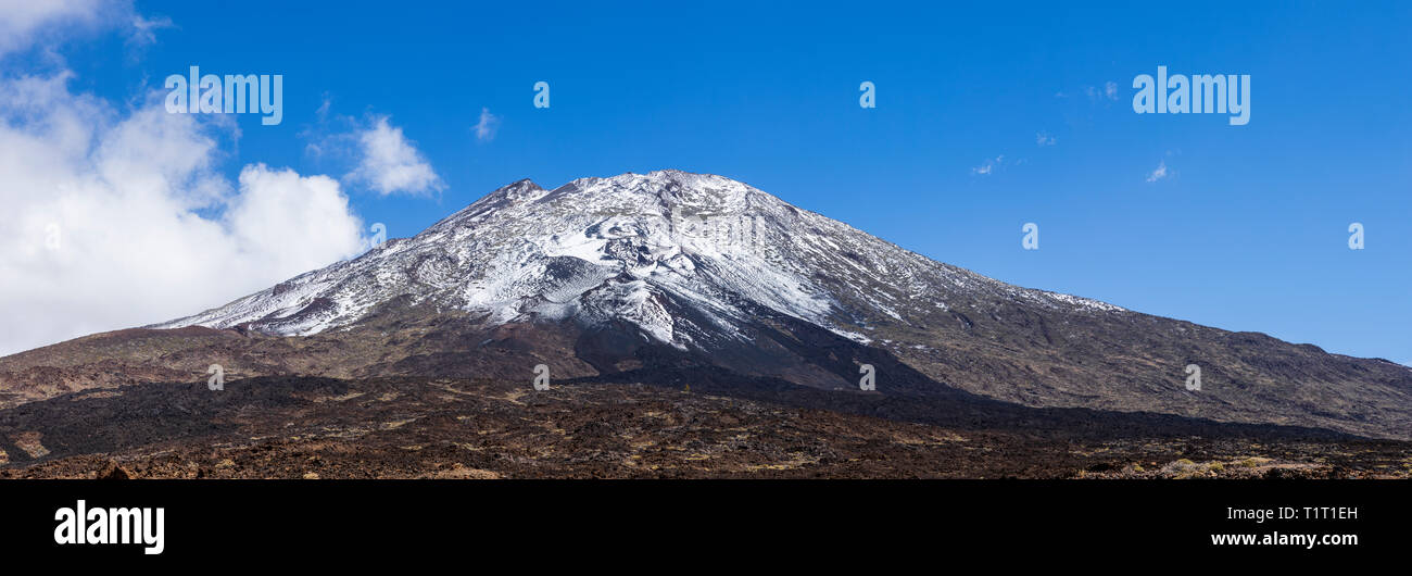 Geheftete Panorama Foto von schneebedeckten Pico Viejo, alten Gipfel des Teide in der Las Canadas del Teide National Park, Teneriffa, Kanarische Inseln, Spai Stockfoto