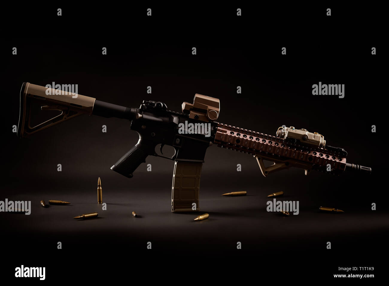 Militärische Tapeten mit einem Sturmgewehr auf schwarzem Hintergrund Stockfoto