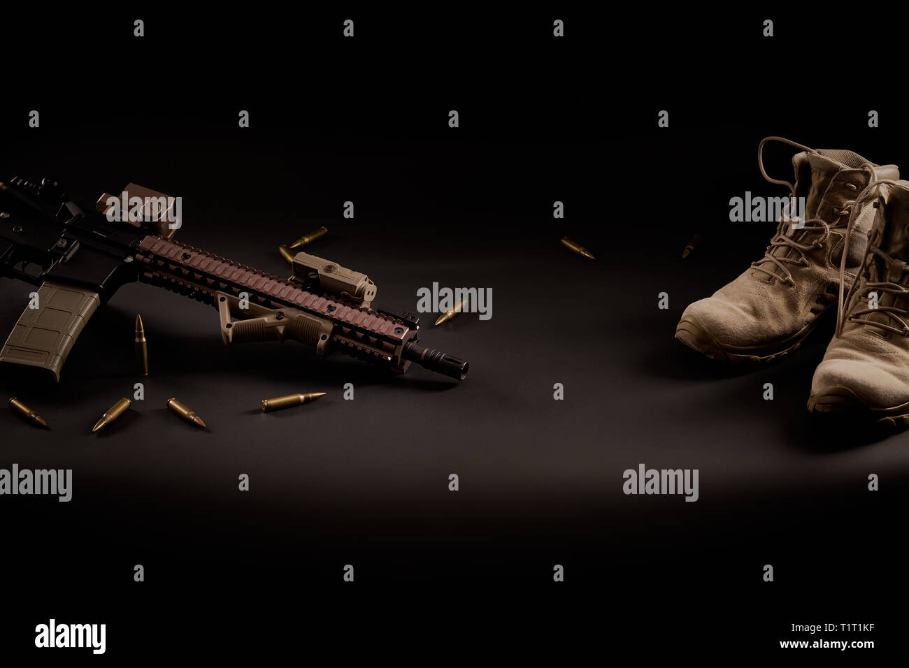 Militarische Tapeten Mit Einem Sturmgewehr Auf Schwarzem Hintergrund Stockfotografie Alamy