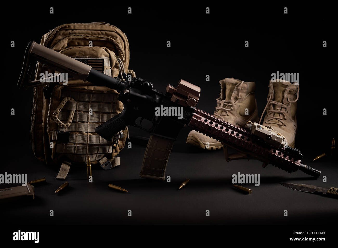 Militärische Tapeten mit einem Sturmgewehr auf schwarzem Hintergrund Stockfoto