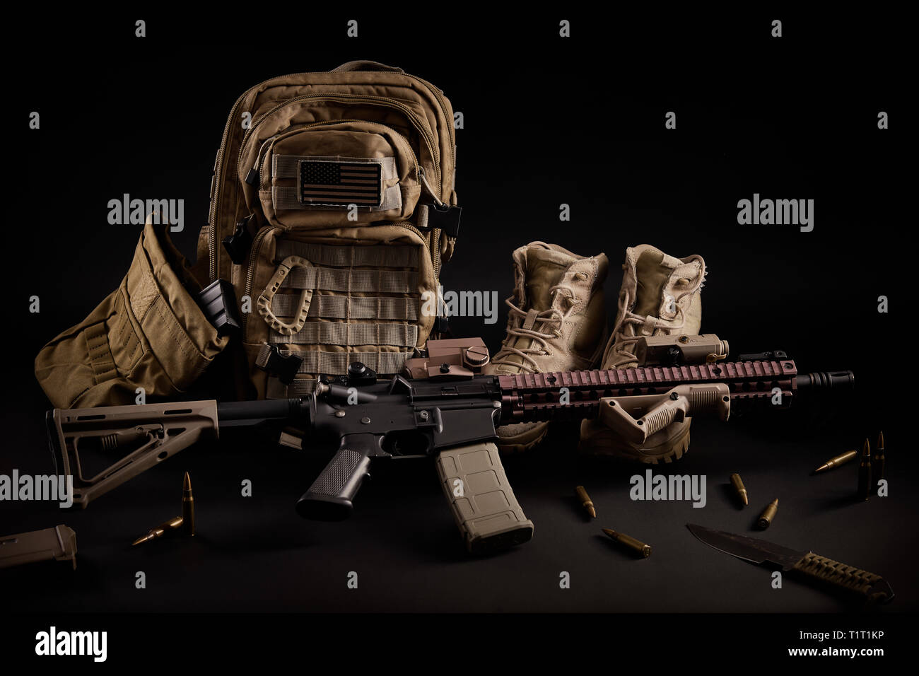 Militärische Tapeten mit einem Sturmgewehr auf schwarzem Hintergrund Stockfoto