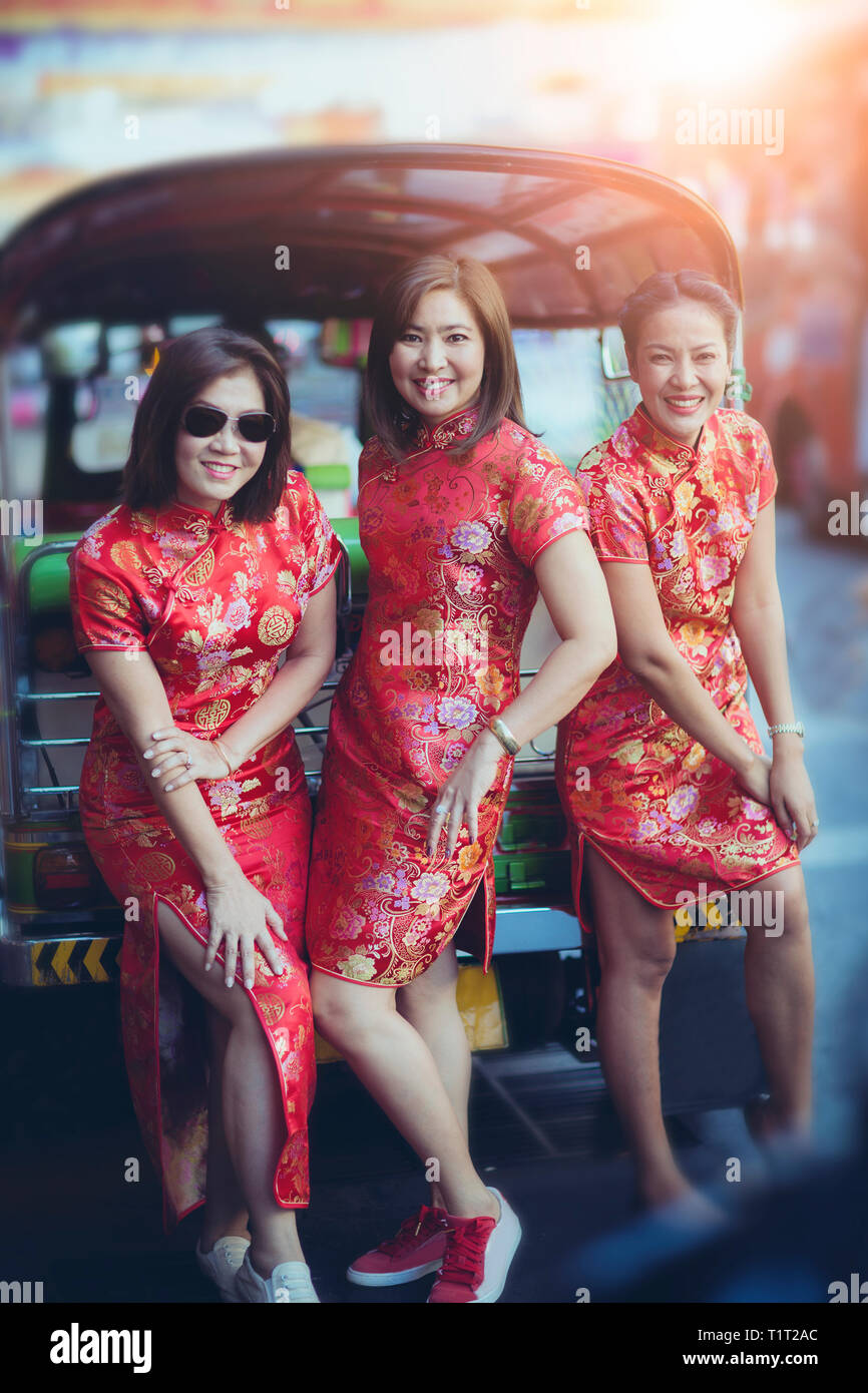 Gruppe von asiatischen Frau in der chinesischen Tradition Kleidung toothy Lächeln glück Emotion und hand Zeichen ich liebe dich Stockfoto