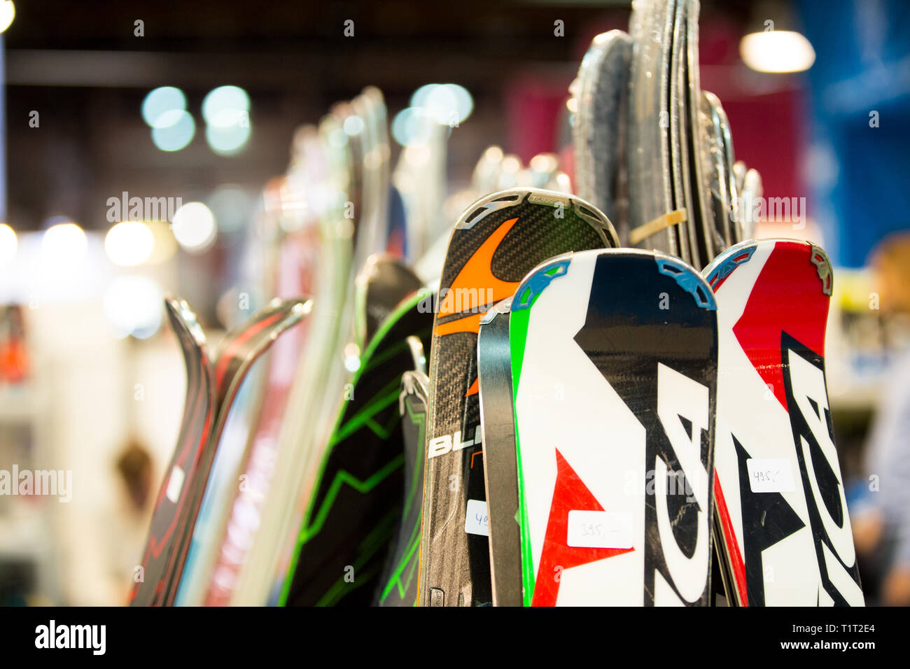 HELSINKI, Finnland - 4. NOVEMBER 2016: Skifahren Flohmarkt. Umsatz und Rabatten genutzt waren. Stockfoto