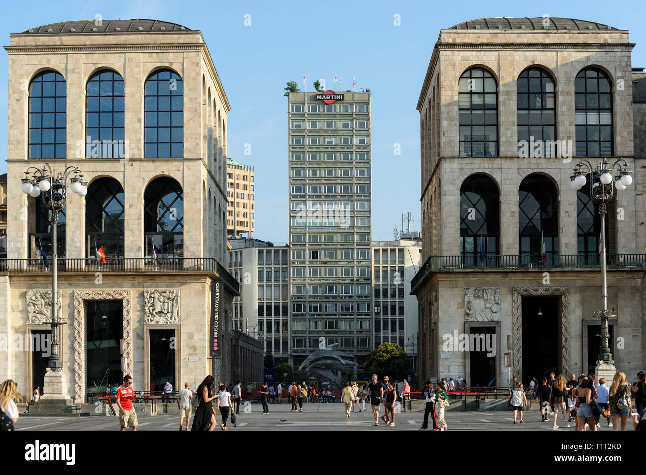 Mailand. Italien. Außenansicht des Palazzo dell'Arengario, (1936-1956) (das Museo del Novecento im Gebäude auf der linken Seite untergebracht ist), auf der Piazza del Stockfoto