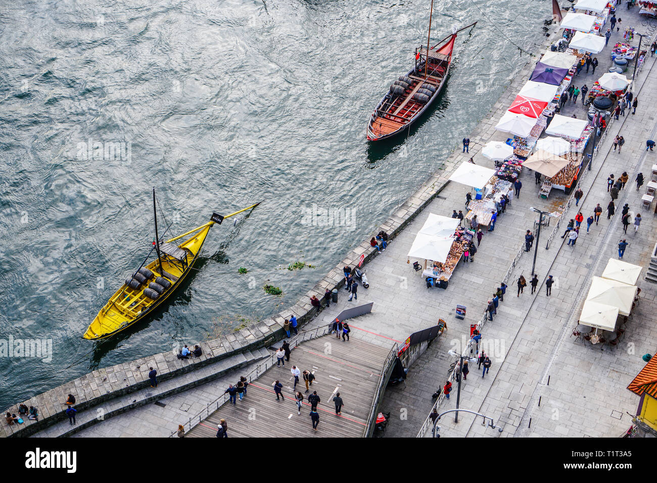 Porto, Portugal - Dezember 2018: Oberschale Ansicht der Cais da Ribeira, mit Rabelo Boote und Weihnachtsmarkt. Stockfoto