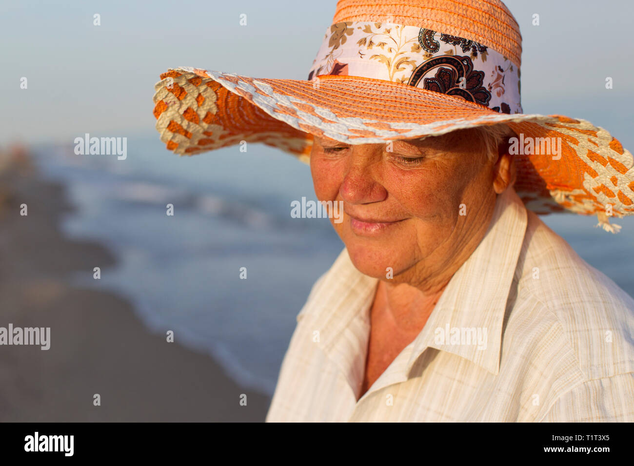 Schöne ältere Frau in einen Hut im Hintergrund auf das Meer. Gesicht einer  alten Frau mit einem Lächeln. Oma auf Urlaub Stockfotografie - Alamy