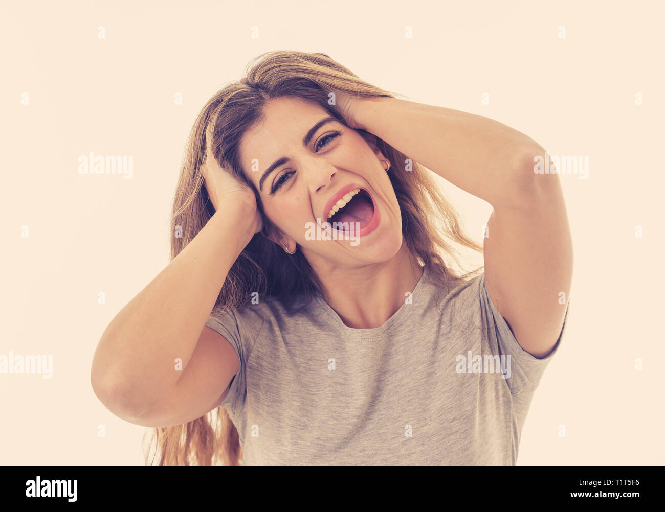 Close up Portrait von attraktiven jungen Hübschen kaukasische Frau glücklich Schreien und Ihr Haar berühren. Auf weiß isoliert. In Menschen, die positiven menschlichen Gesichts Stockfoto Close up Portrait von attraktiven jungen Hübschen kaukasische Frau glücklich Schreien und Ihr Haar berühren. Auf weiß isoliert. In Menschen, die positiven menschlichen Gesichts Stockfoto