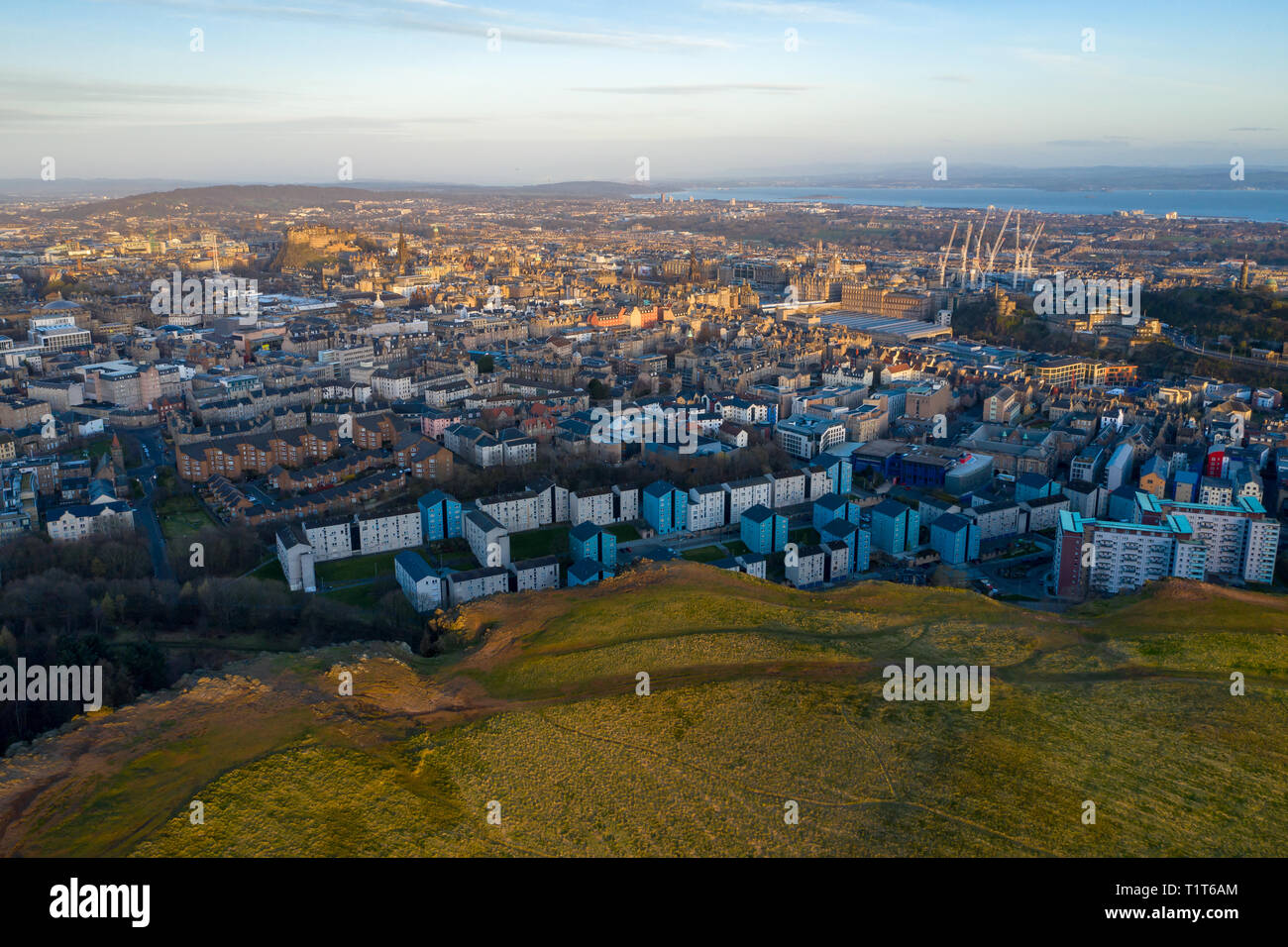 Ein Luftbild der Stadt Edinburgh als dawn Breaks, von Salisbury Crags in der Nähe von Arthur's Seat, Schottland, Großbritannien Stockfoto