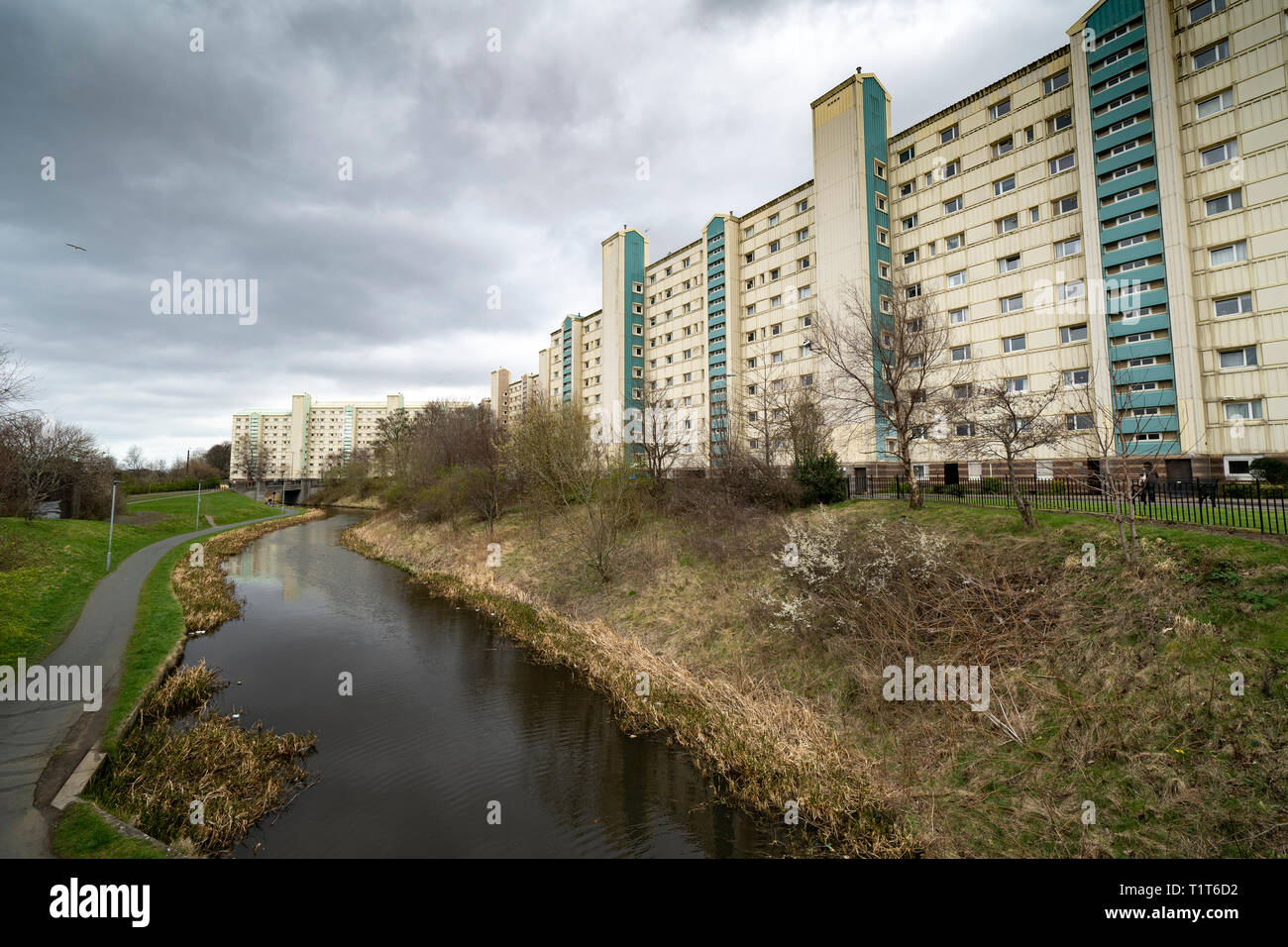 High rise apartment Blocks neben der Union Canal im Wester Hailes, Edinburgh, Schottland, Großbritannien Stockfoto