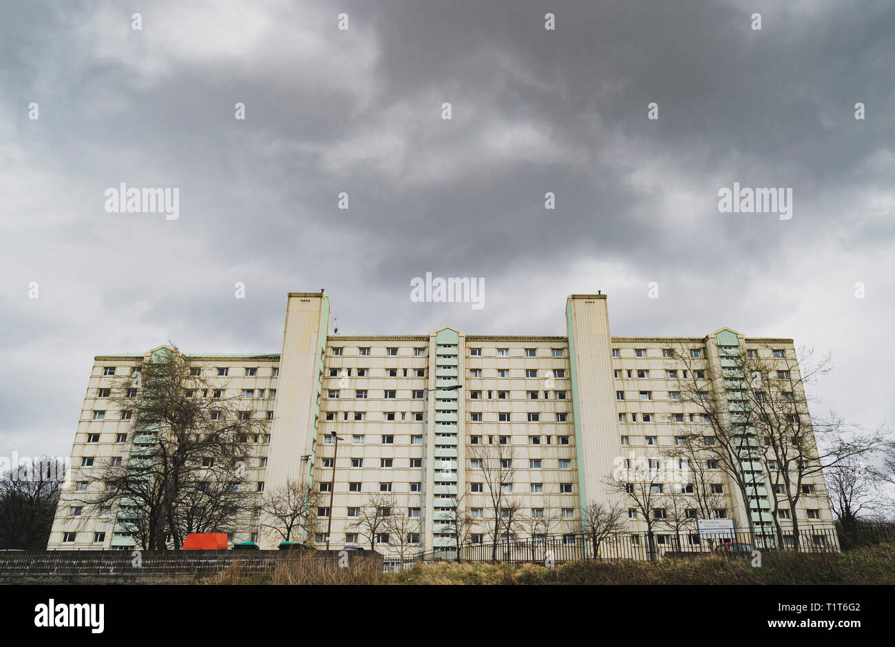 High rise apartment Block neben dem Union Canal im Wester Hailes, Edinburgh, Schottland, Großbritannien Stockfoto