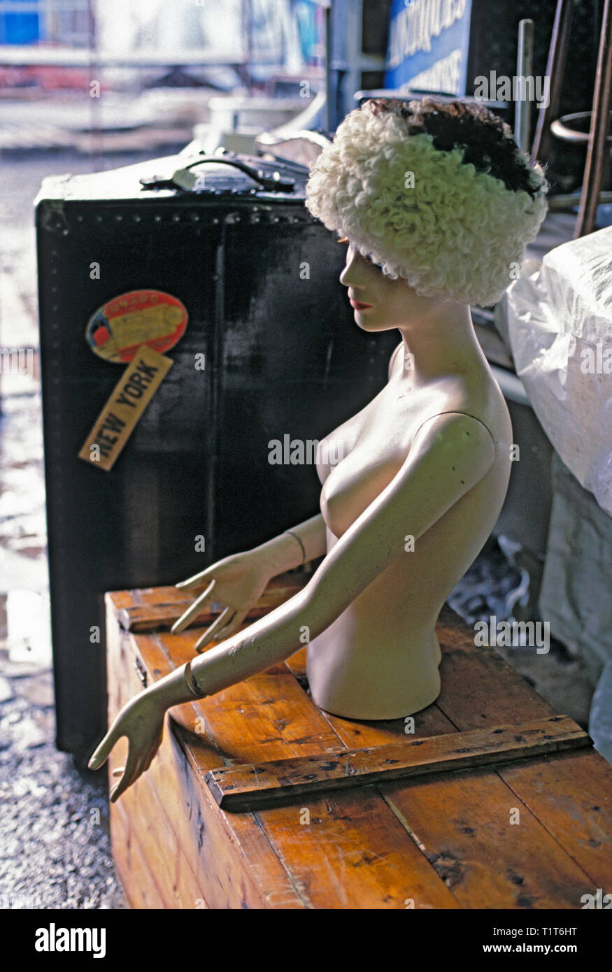 Mannequin und Koffer in Flohmarkt shop Stockfoto