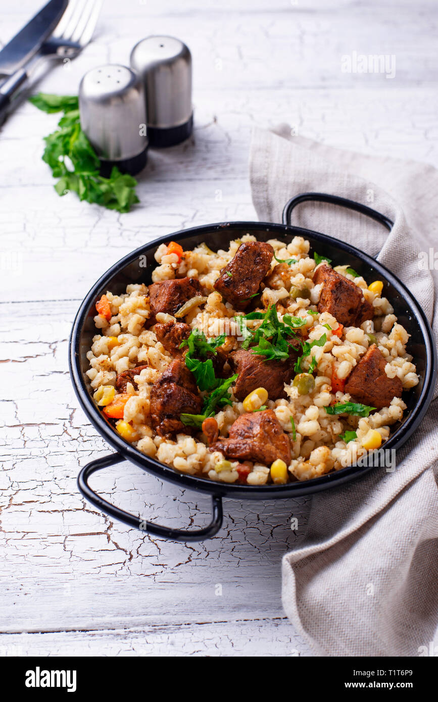 Bulgur mit Gemüse und Fleisch Stockfoto