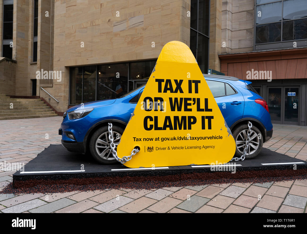 DVLA (Driver and Vehicle Licensing Agency) öffentliche Kampagne Kraftfahrzeugsteuer im Zentrum von Glasgow, Schottland, Großbritannien zu fördern. Stockfoto
