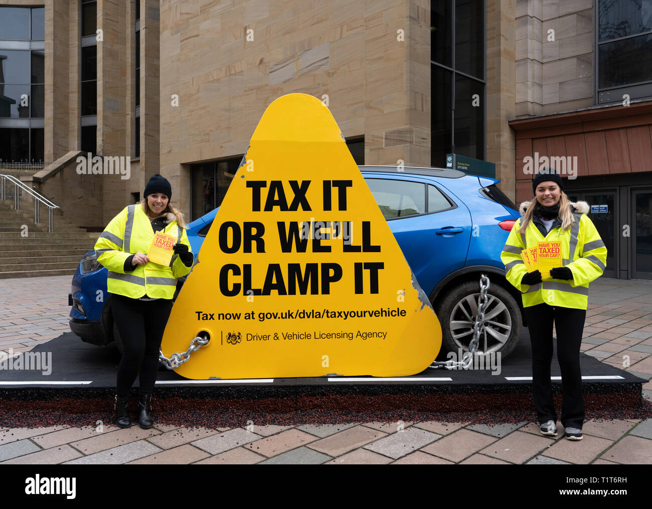 DVLA (Driver and Vehicle Licensing Agency) öffentliche Kampagne Kraftfahrzeugsteuer im Zentrum von Glasgow, Schottland, Großbritannien zu fördern. Stockfoto