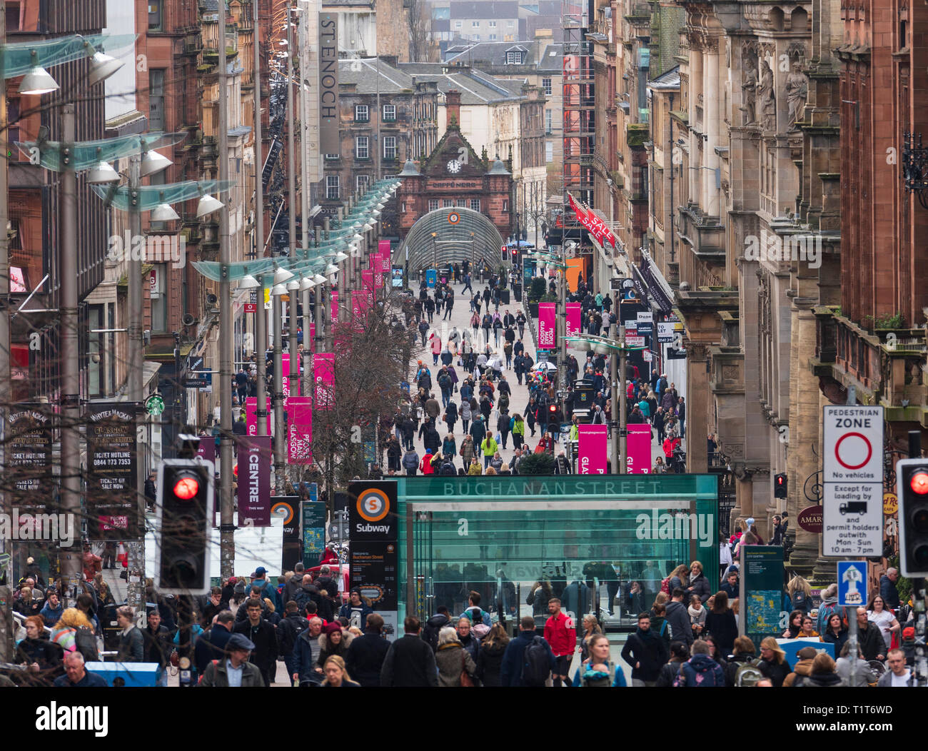 Blick entlang besetzt Buchanan Street der Haupteinkaufsstraße in Glasgow, Schottland, Großbritannien Stockfoto