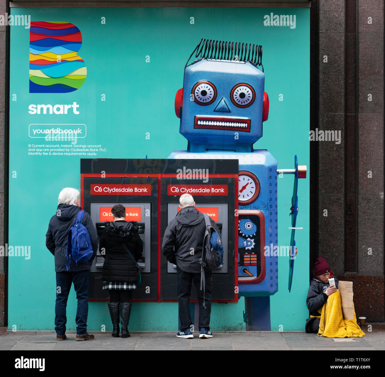 Menschen mit ATM Maschine neben Obdachlosen im Zentrum von Glasgow, Schottland, Großbritannien Stockfoto