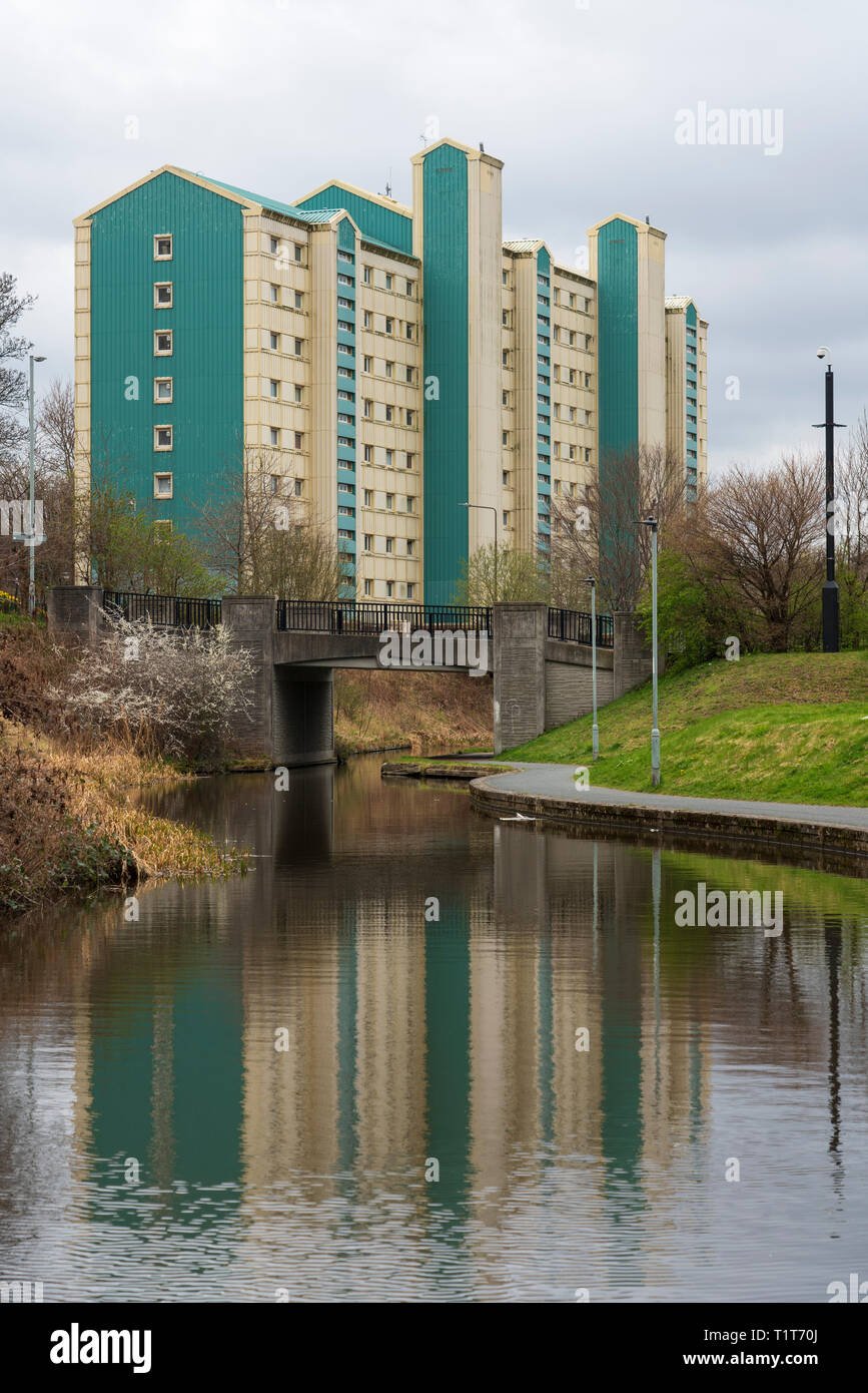 High rise apartment Block neben dem Union Canal im Wester Hailes, Edinburgh, Schottland, Großbritannien Stockfoto