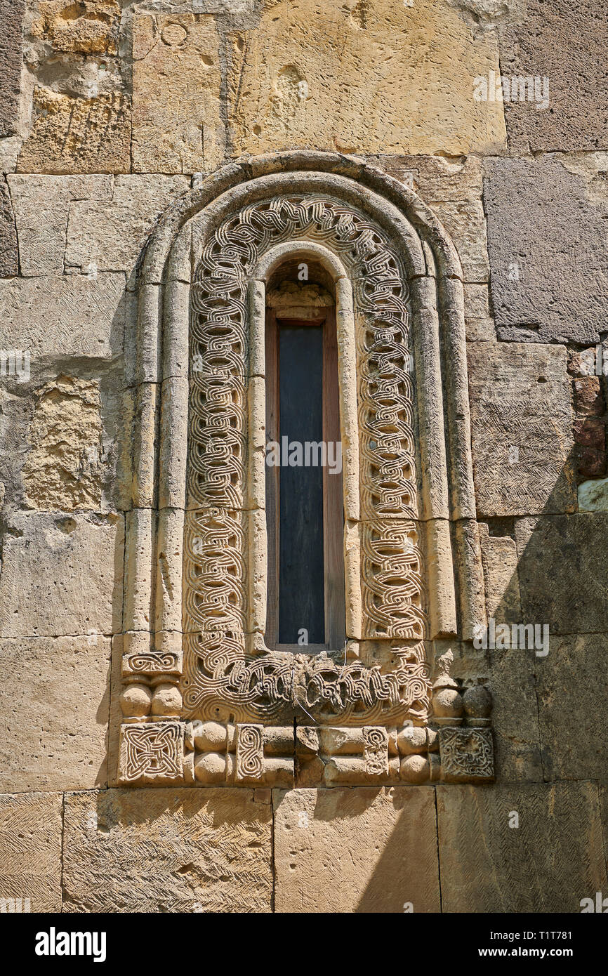 Bild-und-Bild von geformten geometrischen Georgianischen Stil Fenster surround Mauerwerk der Kathedrale der Verklärung, mittelalterlichen Georgischen Orthodoxen, 7-9. Stockfoto