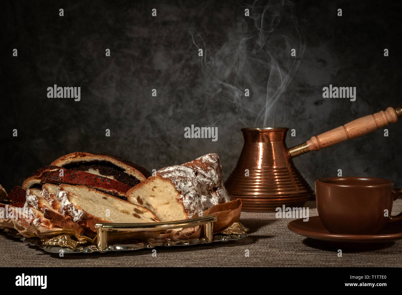 Frisch gemahlenen Kaffee in einen Türken auf einem hölzernen Hintergrund gebraut Stockfoto