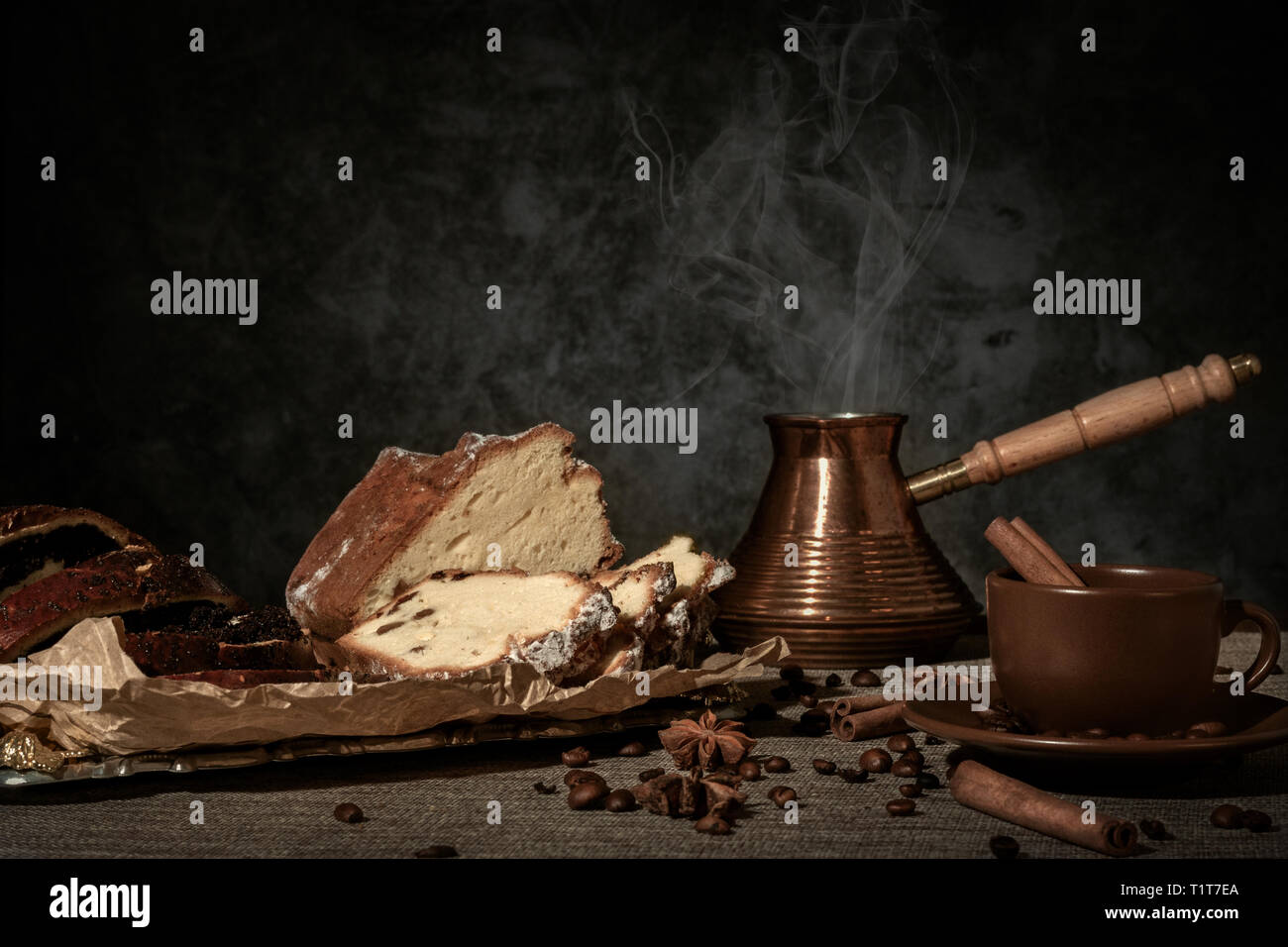 Frisch gemahlenen Kaffee in einen Türken auf einem hölzernen Hintergrund gebraut Stockfoto