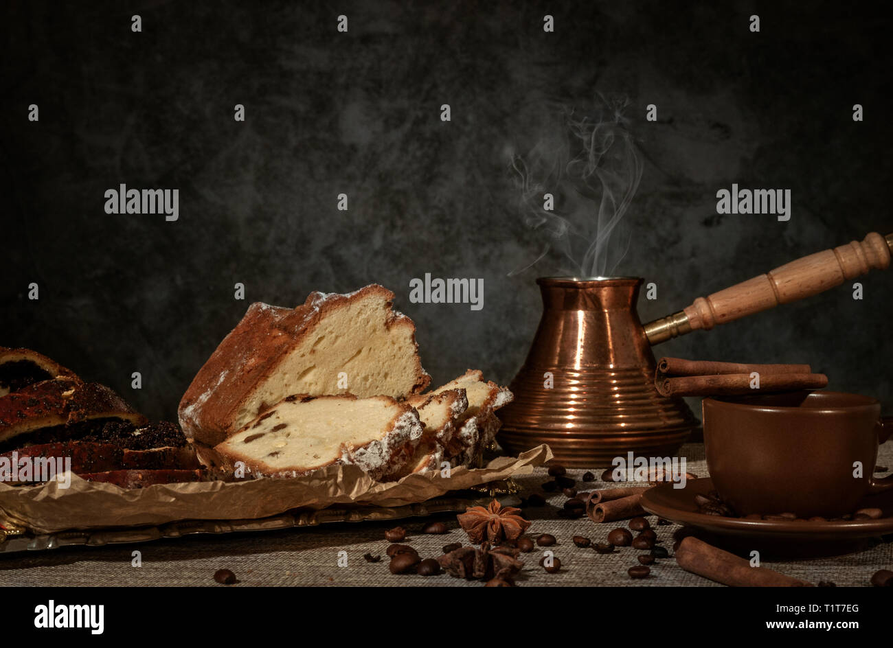 Frisch gemahlenen Kaffee in einen Türken auf einem hölzernen Hintergrund gebraut Stockfoto