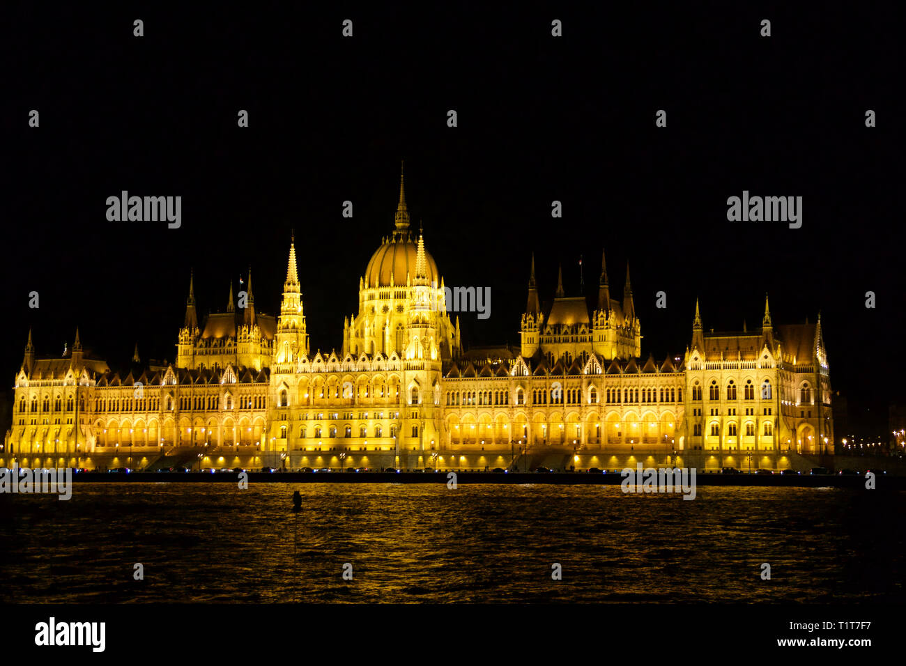 BUDAPEST, Ungarn - Mar 07, 2019: Das ungarische Parlament Gebäude ist der Sitz der Nationalversammlung von Ungarn an der Donau bei Nacht Stockfoto