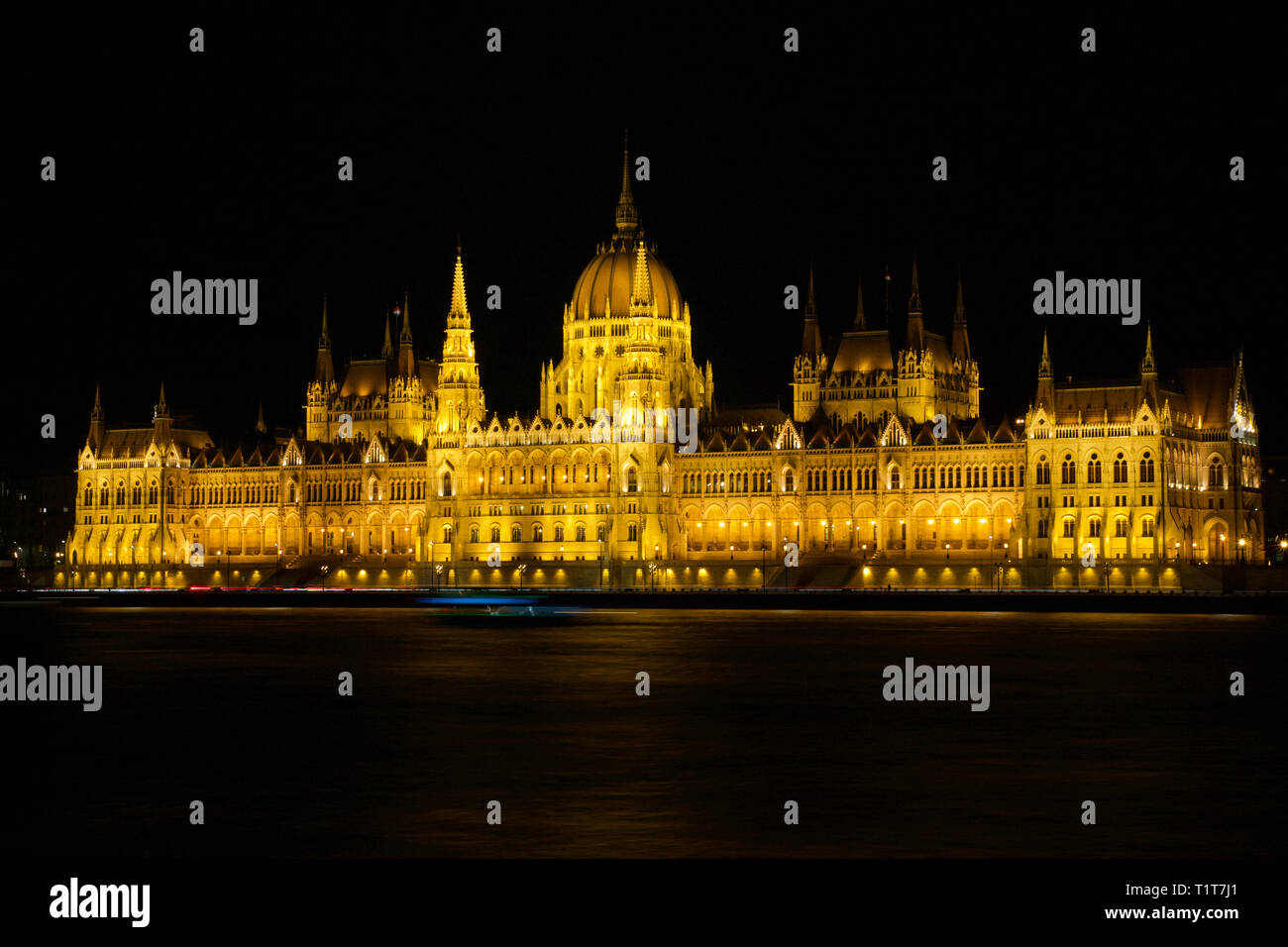 BUDAPEST, Ungarn - Mar 07, 2019: Das ungarische Parlament Gebäude ist der Sitz der Nationalversammlung von Ungarn an der Donau bei Nacht Stockfoto