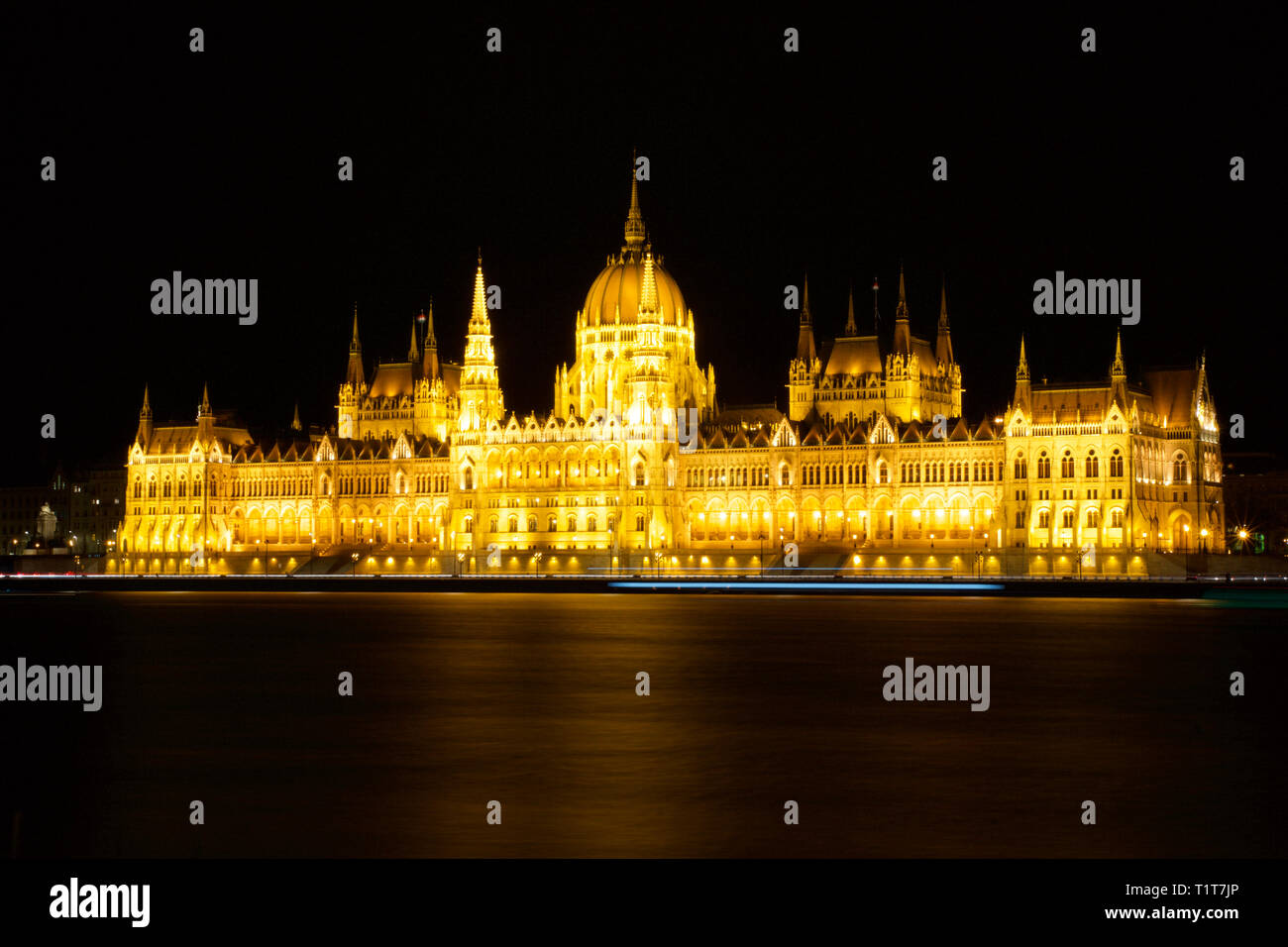 BUDAPEST, Ungarn - Mar 07, 2019: Das ungarische Parlament Gebäude ist der Sitz der Nationalversammlung von Ungarn an der Donau bei Nacht Stockfoto