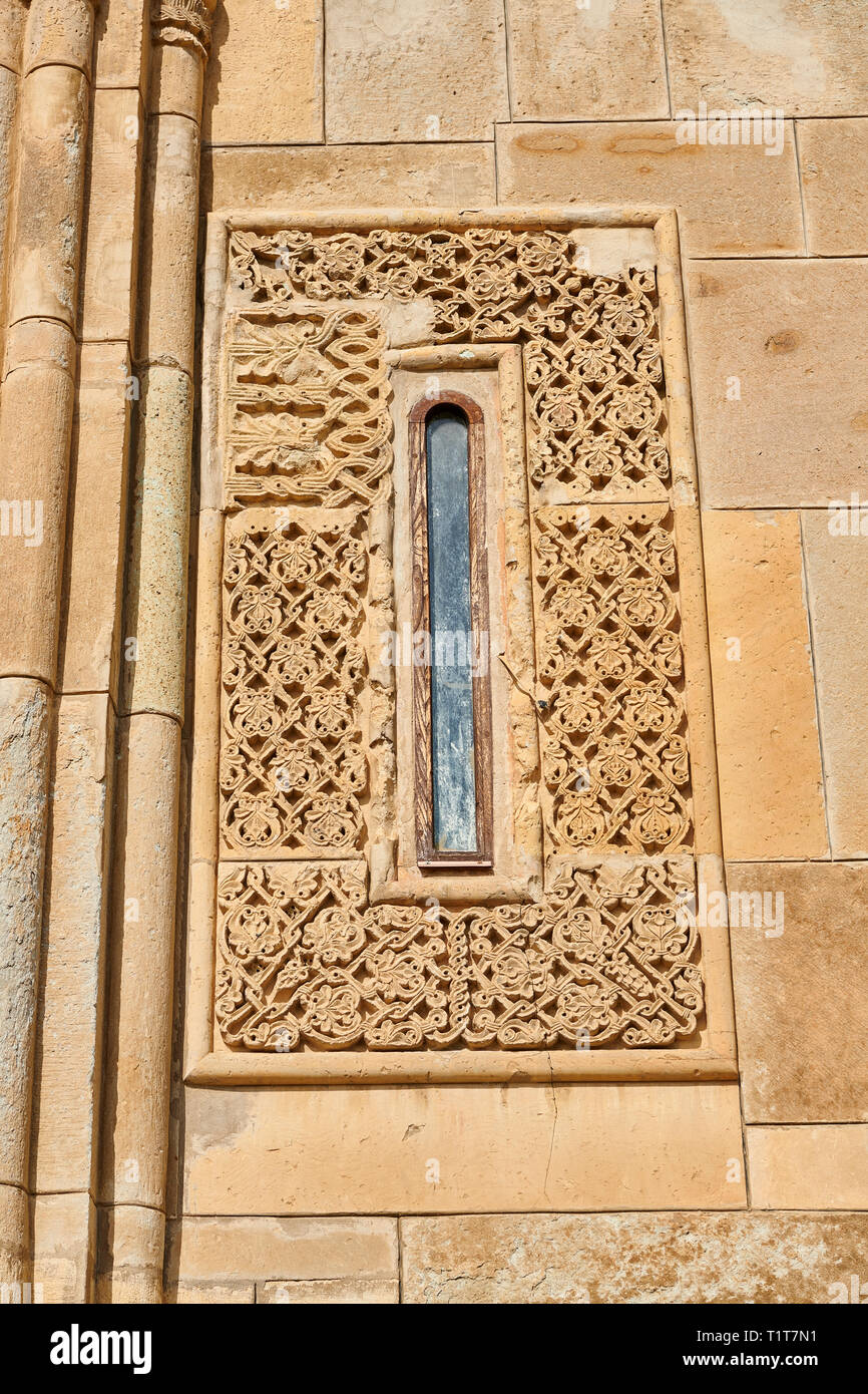 Bild-und-Bild der geometrischen Stein arbeiten rund um ein Fenster der Jahre georgisch-orthodoxen Kathedrale, 11. Jahrhundert, Shida Karti Region, Georgien (Land) Stockfoto