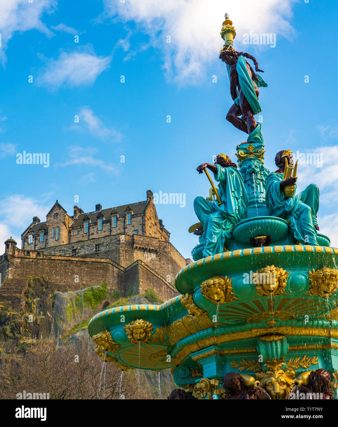 Ross Brunnen in ursprünglichen Farben nach der Renovierung 2018 mit Edinburgh Castle nach hinten in die Princes Street Gardens, Edinburgh, Schottland, Großbritannien Stockfoto