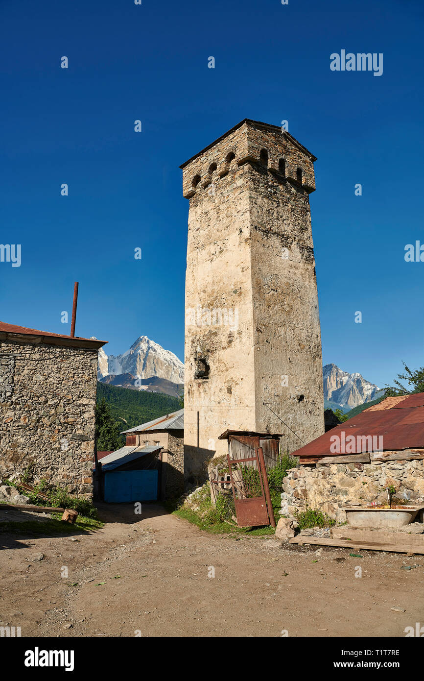 Stein mittelalterlichen Swanetien Turm beherbergt der Lashtkhveri Dorf im Kaukasus, obere Swanetien, Samegrelo-Zemo, Mestia Swanetien, Georgia. Ein uneso Stockfoto