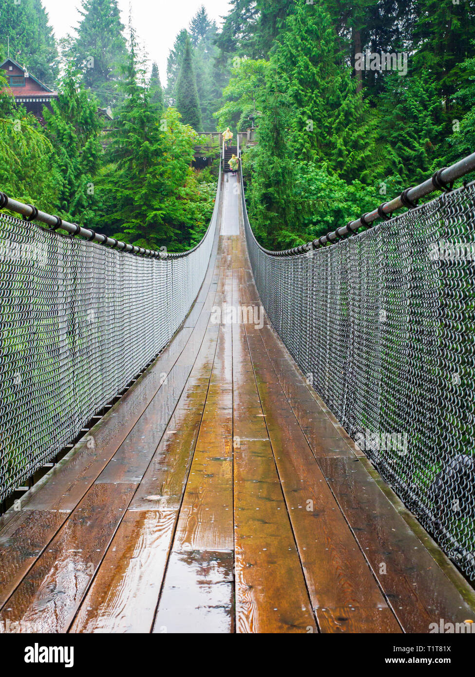 Capilano Suspension Bridge Park Vancouver British Columbia. Brücke über den Touristenübergang während des Regenens Stockfoto