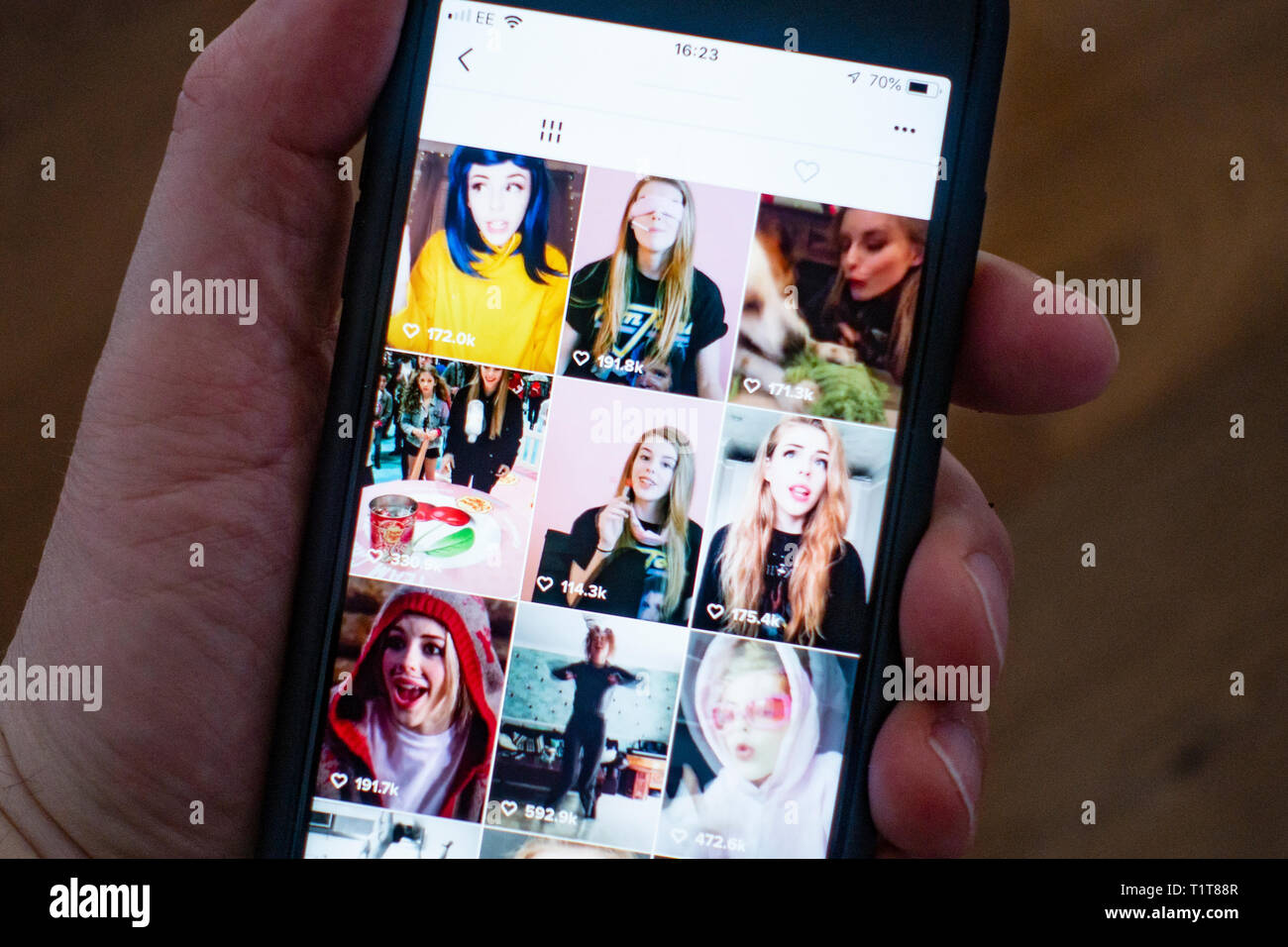 Über ein Mobiltelefon TikTok Video-Sharing-Site zu verwenden Stockfoto