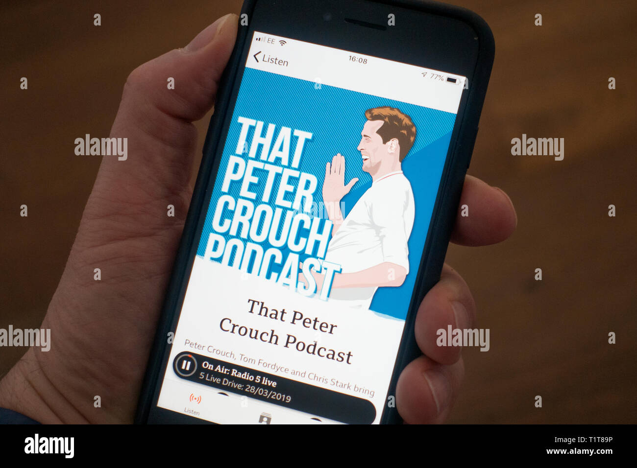 Mit einem Handy zu hören auf BBC podcast Sounds Media Streaming app Stockfoto