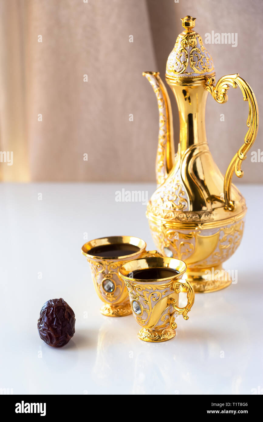 Stillleben mit traditionellen Goldenen arabischen Kaffee mit dallah und Schale. Weißer Hintergrund. Ramadan Konzept. Stockfoto